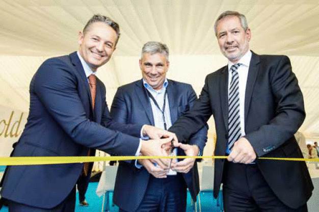 Feierliche Eröffnung: (v. l.) Nicola Cassanelli (General Manager Initial Cleanrooms Europe), Holger May (Geschäftsführer Initial), Detlef Kröpelin (Chief Divisional Officer Textile Care CWS-boco 