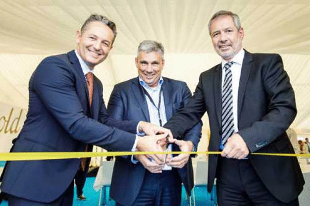 Feierliche Eröffnung: (v. l.) Nicola Cassanelli (General Manager Initial Cleanrooms Europe), Holger May (Geschäftsführer Initial), Detlef Kröpelin (Chief Divisional Officer Textile Care CWS-boco Feierliche Eröffnung: (v. l.) Nicola Cassanelli (General Manager Initial Cleanrooms Europe), Holger May (Geschäftsführer Initial), Detlef Kröpelin (Chief Divisional Officer Textile Care CWS-boco