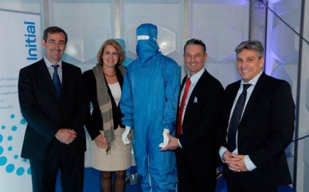 V.l.n.r.: Peter Slator (Divisional Managing Director), Monique List (Council Member Economic Affairs, City of Eindhoven), Nicola Cassanelli (General Manager Cleanrooms Europe) und Holger May (Regional Managing Director Central & Eastern Europe) posieren mit einem Cleanroom-Dummy.