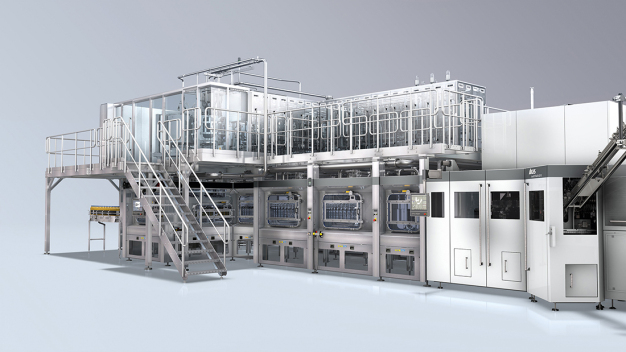 Die InnoPET BloFill ACF-R besteht ebenerdig aus Streckblasmaschine, Sterilisationsmodul, Füllerkarussell und Verschließer. Die Prozesstechnik sowie der Ventilknoten sind darüber auf einer Bühne angeordnet. (Copyright: KHS GmbH) / The InnoPET BloFill ACF-R has a stretch blow molder, sterilization module, filler carousel and capper installed at ground level. The process technology and valve manifold are arranged above these up on a platform. (Copyright: KHS GmbH)