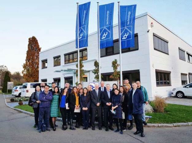 21 Führungskräfte aus der Medizintechnik bildeten Anfang November 2018 eine internationale Delegation aus sieben Nationen, die zahlreiche Treffen mit deutschen Unternehmen auf dem Programm hatten. Auch die bc-technology GmbH in Frickenhausen, deren Produkte bei namhaften Unternehmen der Medizintechnik weltweit im Einsatz sind, war für einen Besuch ausgewählt. (Quelle: bc-technology GmbH)