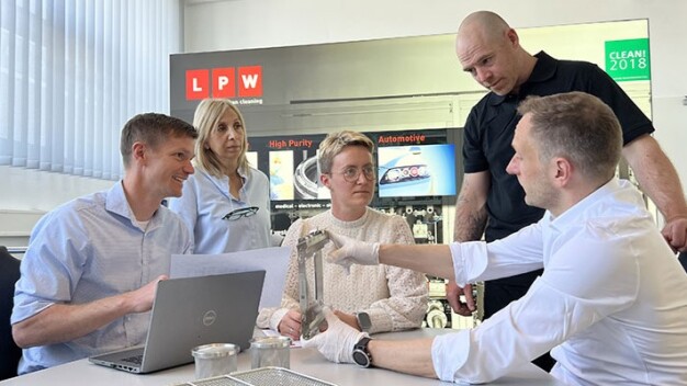 Das Customer Support-Team: v. l. Christian Koblenzer, Georgia Karamanoglou (Wareneingangskontrolle, Lohnreinigung, finale Kontrolle und Verpackung), Monique Schall (Terminplanung, Administration, Angebotserstellung), Chris Meschner (Anlagenkonditionierung), Mario Fritzmann (Applikationsingenieur/Verfahrenstechniker) (Bild: LPW)