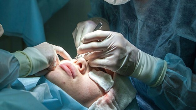 Innenreinigung von Kapillaren für Augenoperation: Die zu reinigenden Öffnung sind nur unter dem Mikroskop erkennbar (Bild: LPW)