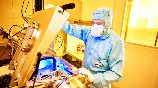 Die Ionenimplantation ist von zentraler Bedeutung für die Dotierung von Halbleitern, also den Prozess, bei dem Fremdatome in den Halbleiter eingebracht werden. (Copyright: FBH | Matthias Baumbach)