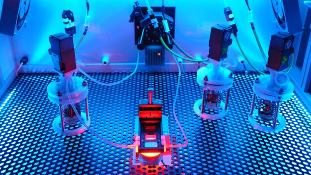 Ein Fluidkreislauf transportiert alle Flüssigkeiten zu den Bioreaktoren und zu dem mittig angeordnetem Mikroskop. © Fraunhofer ISC / A fluid loop transports all of the liquids used to the bioreactors and the centrally positioned microscope. © Fraunhofer ISC