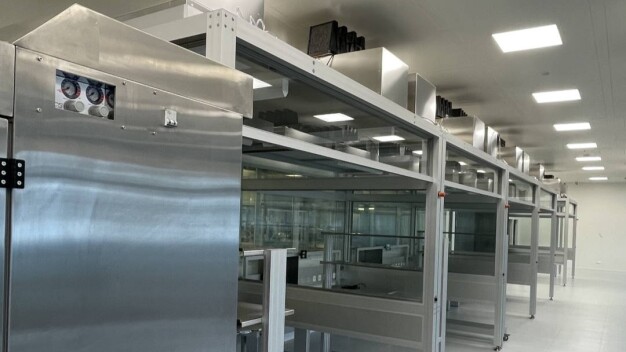For the sensitive production processes in the cleanroom, item provides the Mini-Environments as an ideal working environment. Thus, 16 functional assembly cells of cleanroom class ISO 5 were created. (Source: item and SwissOptic)