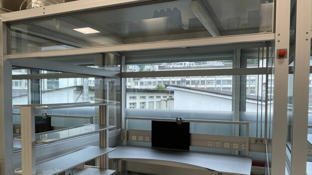 The mini-environments consist of partial enclosures based on item aluminum profiles with integrated workstation systems. (Source: item and SwissOptic)
