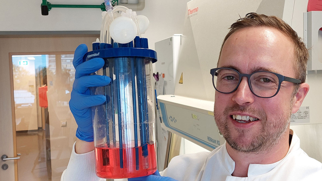 In einem Reaktionsgefäß stellt Prof. Nico Lachmann kontinuierlich spezifische, reife Immunzellen aus induzierten pluripotenten Stammzellen her. © Fraunhofer ITEM / Prof. Lachmann uses different scalable systems to continuously produce specific mature human immune cells from induced pluripotent stem cells. © Fraunhofer ITEM