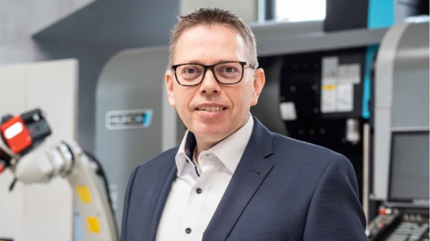 « Le règlement sur les machines apporte plus de clarté, mais s'accompagne également d'une charge accrue en matière de documentation et d'évaluation des risques », déclare Jens Müller, directeur général de Müller und Partner Sachverständige et expert certifié ISO/IEC 17024 en robotique et sécurité des machines. « Les entreprises devraient planifier la transition dès que possible et commencer dès maintenant. » (Photo : Laura Boysen Fotografie)