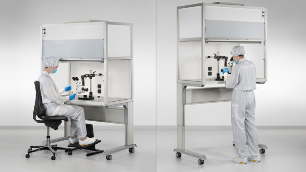 Ein nach ergonomischen Gesichtspunkten gestalteter Arbeitsplatz in Reinräumen wirkt sich positiv auf die psychische und physische Gesundheit der Beschäftigten aus. So lassen sich Fehlhaltungen und belastende sowie den Prozess gefährdende Bewegungen vermeiden. (Quelle: item)