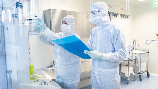 Mitarbeitende des Fraunhofer IZI am Standort Leipzig im Reinraum bei der Herstellung eines CAR-T-Zellpräparats für die klinische Studie in Würzburg. © Fraunhofer IZI / Fraunhofer IZI employees work in the cleanroom at the Leipzig location to produce a CAR T cell preparation for the clinical study in Würzburg. © Fraunhofer IZI Mitarbeitende des Fraunhofer IZI am Standort Leipzig im Reinraum bei der Herstellung eines CAR-T-Zellpräparats für die klinische Studie in Würzburg. © Fraunhofer IZI / Fraunhofer IZI employees work in the cleanroom at the Leipzig location to produce a CAR T cell preparation for the clinical study in Würzburg. © Fraunhofer IZI