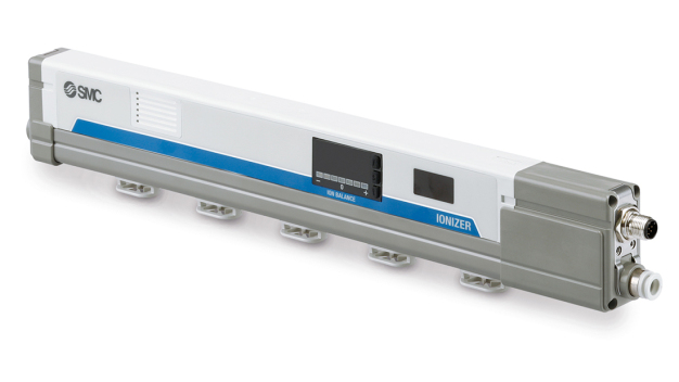 Der Ionisierer in Stabausführung der Serie IZS51 überzeugt dank kompaktem Design und der Option einer vollständig integrierten Ventileinheit, die zusätzlich Platz einspart. Darüber hinaus verfügt der Ionisierer über einen Ausgleichsensor und ein LCD-Display für Statusmeldungen und ist IO-Link-kompatibel. Ein neues Kassetten-Design reduziert den Wartungsaufwand. (Foto: SMC Deutschland GmbH)