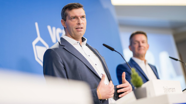 VCI-Präsident Markus Steilemann stellte die Bilanz der Branche auf der Jahrespressekonferenz vor. / Prospects remain stormy also for 2024.