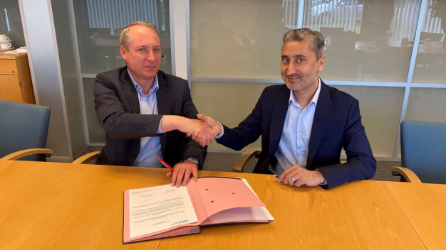 Navin Lakhanpaul, Global Head Pharma-Solid Dosage, GEA (rechts) und Jean-Luc Herbeaux, CEO von Hovione (links), unterzeichneten den Vertrag über eine enge Zusammenarbeit beider Unternehmen. (Foto: GEA) / Navin Lakhanpaul, Global Head Pharma-Solid Dosage, GEA (right) and Jean-Luc Herbeaux, CEO of Hovione (left), signed the agreement for close cooperation between the two companies. (Photo: GEA) Navin Lakhanpaul, Global Head Pharma-Solid Dosage, GEA (rechts) und Jean-Luc Herbeaux, CEO von Hovione (links), unterzeichneten den Vertrag über eine enge Zusammenarbeit beider Unternehmen. (Foto: GEA) / Navin Lakhanpaul, Global Head Pharma-Solid Dosage, GEA (right) and Jean-Luc Herbeaux, CEO of Hovione (left), signed the agreement for close cooperation between the two companies. (Photo: GEA)