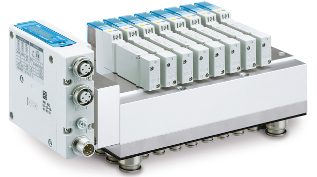 Die neue Ventilinsel der Serie JSY3000-S (hier mit Feldbusmodul EX260) überzeugt allem voran durch die kompakte, zweigeteilte und geschützte Bauweise und ist so auch für den Lebensmittelbereich und für Wash-Down-Anwendungen bestens geeignet. (Foto: SMC Deutschland GmbH)
