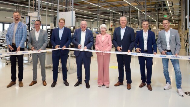 Mit der traditionellen Banddurchtrennung wurde das neue SENSILO-Werk offiziell eröffnet. (Foto: JUMO)
