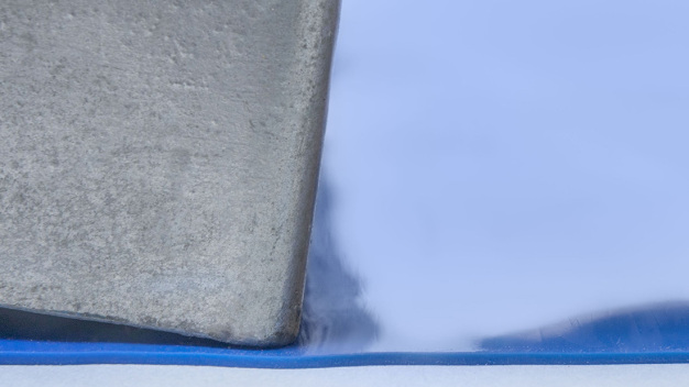 Dank des hohen Reibungskoeffizienten des Weich-PVC verhindert die RSF von Kager das Abwandern vibrierender Tischgeräte oder das Wegrollen zylindrischer Werkstücke. (Bild: Kiefer Industriefotografie)
