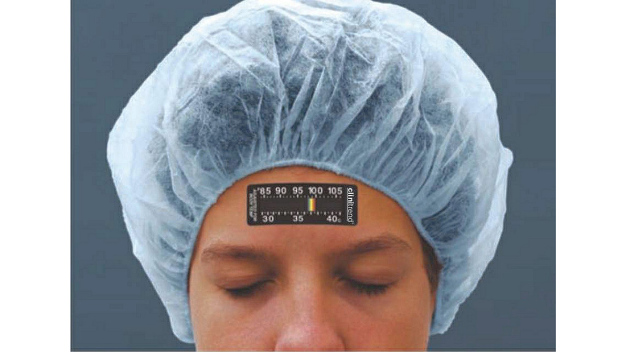 Die Fiebermessstreifen von Kager werden auf die Stirn des Patienten geklebt und visualisieren in wenigen Sekunden dessen Körpertemperatur. (Foto: Kager)