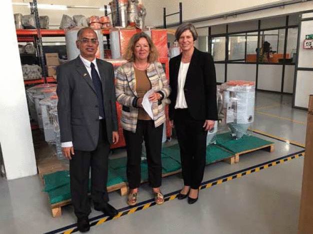 Bei der Eröffnungsfeier des neuen motan-colortronic Standortes in Indien von links nach rechts: Srikanth Padmanabhan, Geschäftsführer der motan-colortronic Plastics Machinery India Private Limited, Karin Stoll, der Generalkonsulin der Bundesrepublik Deutschland und Sandra Füllsack, CEO der motan. / At the opening ceremony of the new motan-colortronic site in India from left to right: Srikanth Padmanabhan, Managing Director of motan-colortronic Plastics Machinery India Private Limited, Karin Stoll, Consul General for the Federal Republic of Germany in Chennai and Sandra Füllsack, CEO of motan group. Srikanth Padmanabhan, Managing Director of motan-colortronic Plastics Machinery India Private Limited, greets the guest of the opening ceremony of the new location.