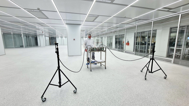 Das Reinraumsystem wurde nach einer achtwöchigen Bauzeit für die Klasse 7 nach ISO 14644-1 qualifiziert. / The cleanroom system was qualified to Class 7 to ISO 14644-1 after an eight-week build.