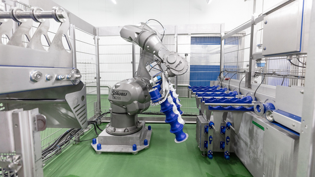 Die beengten Platzverhältnisse waren eine große Herausforderung bei der Realisierung der Anlage. (Copyright: Stäubli Tec-Systems GmbH Robotics) / One of the biggest challenges in configuring the robot cell was the limited floor space available. (Copyright: Stäubli Tec-Systems GmbH Robotics)