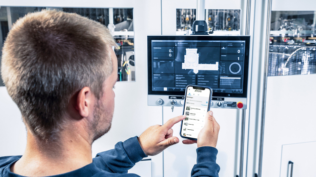 Das Modul „Guide“ in der KHS ConnectApp unterstützt den reibungslosen Ablauf bei Wartung und Instandhaltung durch Arbeitsanweisungen, Benachrichtigungs-Management und Dokumentationen. (Quelle: Joerg Schwalfenberg) / The KHS ConnectApp Guide module helps to ensure trouble-free maintenance and servicing through work instructions, documentation and a notification management system. (Source: Joerg Schwalfenberg) Das Modul „Guide“ in der KHS ConnectApp unterstützt den reibungslosen Ablauf bei Wartung und Instandhaltung durch Arbeitsanweisungen, Benachrichtigungs-Management und Dokumentationen. (Quelle: Joerg Schwalfenberg) / The KHS ConnectApp Guide module helps to ensure trouble-free maintenance and servicing through work instructions, documentation and a notification management system. (Source: Joerg Schwalfenberg)