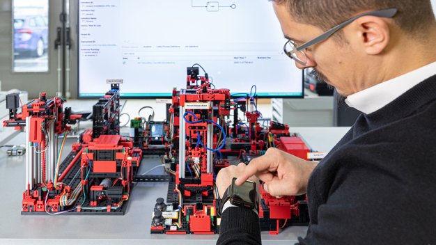 Eine KI erkennt Störungen und Fehler. Durch die Verknüpfung mit einem Workflow-Modell erhält der Mitarbeiter Handlungsempfehlungen direkt auf seine Smart Watch. © Fraunhofer IPA/Foto: Rainer Bez Eine KI erkennt Störungen und Fehler. Durch die Verknüpfung mit einem Workflow-Modell erhält der Mitarbeiter Handlungsempfehlungen direkt auf seine Smart Watch. © Fraunhofer IPA/Foto: Rainer Bez