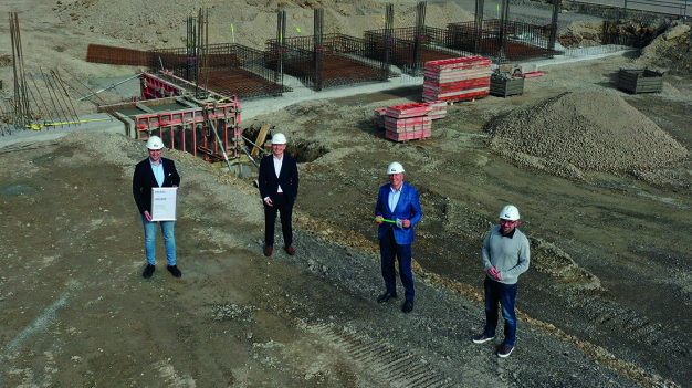 Übergabe der Urkunde „CO2-neutraler Stahl“ auf der Baustelle im HEINRICH KIPP WERK. (v.l.n.r. Nicolas Kipp, Heinrich Sülzle, Heinrich Kipp, Tobias Bronner)