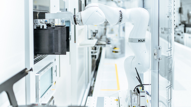 Cobots halten Einzug in die Reinräume der Elektronikindustrie. In der Halbleiterproduktion punkten sie mit Verlässlichkeit und höchsten Qualitätsstandards. / Cobots enter the cleanrooms of the electronics industry. In the production of semiconductors, they score high in reliability as well as top quality standards.