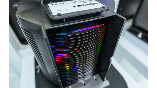 Die empfindlichen Siliziumwafern können zusammen pro Kassette den Wert eines Mittelklasse-Autos haben. / Each cassette full of the sensitive silicon wafers can have the value of a mid-range car.