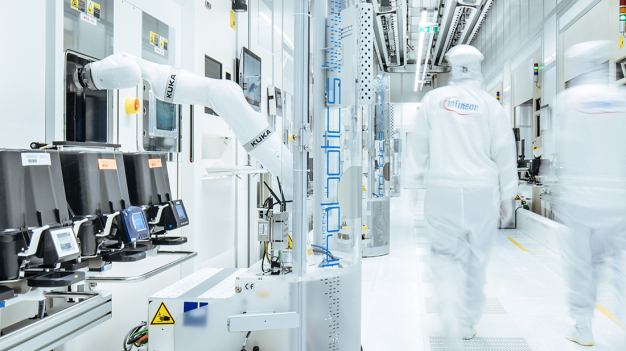 Bei Infineon in Villach kommen 17 Reinraum-Roboter vom TYP LBR iiwa CR zum Einsatz. / At Infineon in Villach, Austria, 17 cleanroom robots of type LBR iiwa CR are in use.