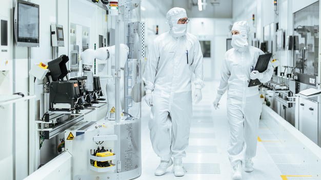 Für eine wirtschaftliche Produktion muss Infineon immer das richtige Maß finden zwischen dem Möglichen und dem Sinnvollen. / For cost-effective production, Infineon must always find the right mix of what is possible and what is reasonable.