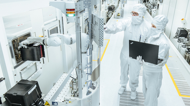 Der sensitive LBR iiwa CR benötigt beim Wafer-Handling keinen Schutzzaun. / The sensitive LBR iiwa CR does not require safety fencing during wafer handling.