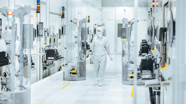 Lisa Ebner hat die Integration der Reinraum-Roboter in den automatisierten Produktionsprozess von Anfang an mitbetreut. / Lisa Ebner has been involved in the integration of the cleanroom robots into the automated production process from the very beginning