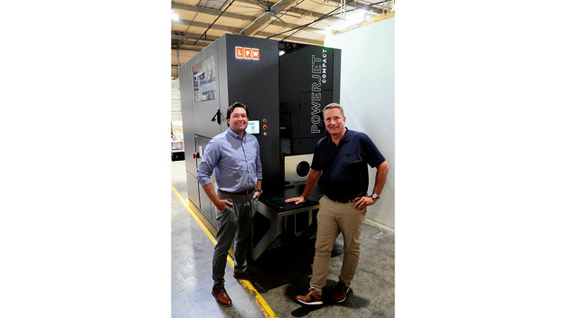 Jason Schwartz von Kyzen (links) mit LPW-CEO Gerhard Koblenzer. Das Applikationsengineering-Team der Riedericher Reinigungsspezialisten war zwei Wochen in den USA und schulte die Amerikaner aufs System. Koblenzer schulte parallel dazu in Sachen saubere Fertigungsprozesse.
