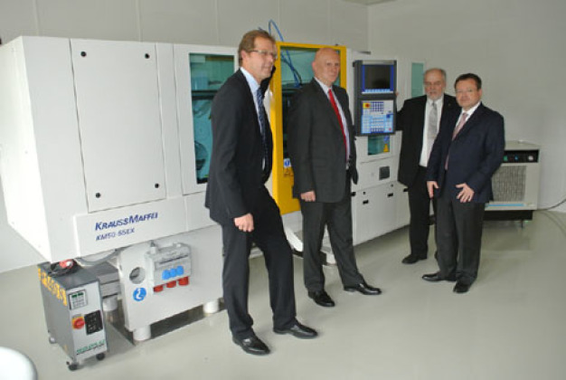 Von links nach rechts: Prof. Dr. Franz Magerl (Hochschule Amberg-Weiden, Fakultät Wirtschaftsingenieurwesen, Weiden), Manfred Baumann (Technischer Geschäftsführer der Gerresheimer Regensburg GmbH), Prof. Dr. rer. nat. (USA) Christian Wilisch (Hochschule Amberg-Weiden, Fakultät Wirtschaftsingenieurwesen, Weiden) und Prof. Dr. Erich Bauer (Präsident der Hochschule Amberg-Weiden)