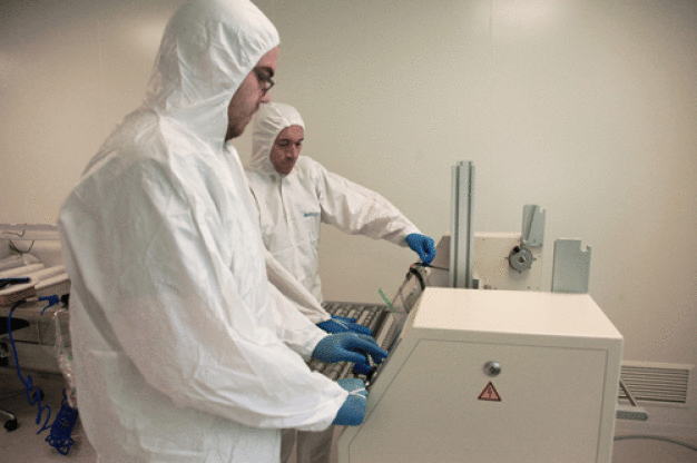 ACL garantiert die Qualität seiner Geräte durch ein sorgfältiges Sourcing der Komponenten und eine hohe Fertigungstiefe. So schneidet und bedruckt das Unternehmen beispielsweise sein Glas, kann dank einer internen Bondingmaschine Display und Glas verkleben, fertigt das Gehäuse inhouse und laminiert auch seine Touchscreens selbst. (Quelle: ACL GmbH) ACL garantiert die Qualität seiner Geräte durch ein sorgfältiges Sourcing der Komponenten und eine hohe Fertigungstiefe. So schneidet und bedruckt das Unternehmen beispielsweise sein Glas, kann dank einer internen Bondingmaschine Display und Glas verkleben, fertigt das Gehäuse inhouse und laminiert auch seine Touchscreens selbst. (Quelle: ACL GmbH)