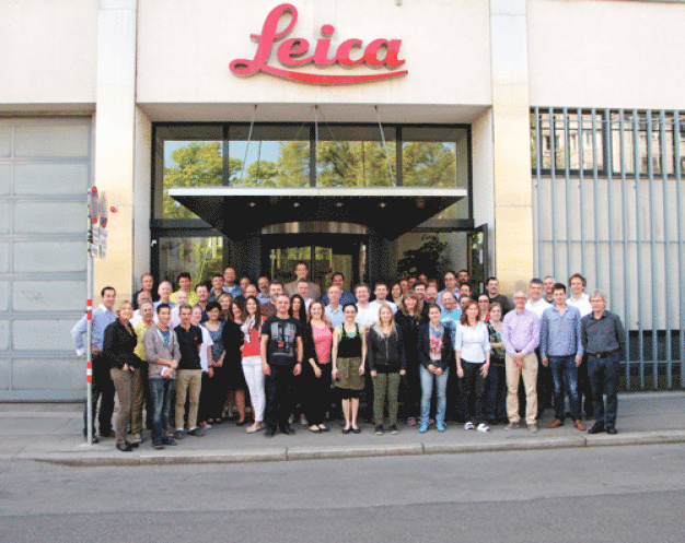 Der Geschäftsbereich EM-Probenpräparation von Leica Microsystems in Wien hat die Zertifizierung nach DIN EN ISO 14001 für Umweltmanagement erhalten. Das Bild zeigt die Mitarbeiter vor dem Wiener Firmengebäude. / Leica Microsystems’ EM sample preparation business in Vienna obtained the DIN EN ISO 14001 certification for environmental management – the image shows the Vienna team in front of the building. 