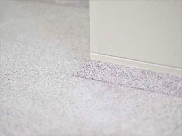 Die Optik des LW PHARMA TERRAZZO ist einem echten Terrazzo sehr ähnlich: Mit matten oder seidenmatten Oberflächen in verschiedenen Farbtönen kann er individuell an den jeweiligen Einsatzbereich angepasst werden. (Bildnachweis: © LEONHARD WEISS)