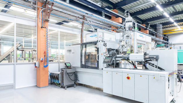 Der ALLROUNDER ist an einen Reinraum angedockt, in dem Spritzteile geprüft und konfektioniert werden. (Foto: PATRICK SAELY PHOTOGRAPHY) / The ALLROUNDER is docked to a clean room in which moulded parts are tested and assembled.  (Photo: PATRICK SAELY PHOTOGRAPHY)