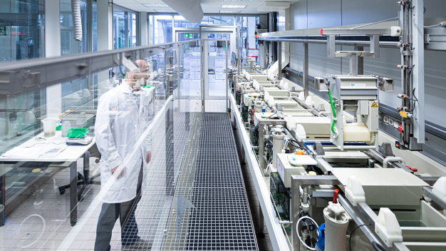 Die Lerngalvanik am Fraunhofer IPA dient als Demonstrator und Versuchsplattform für die Digitalisierung der Galvanotechnik. © Fraunhofer IPA/Foto: Rainer Bez
