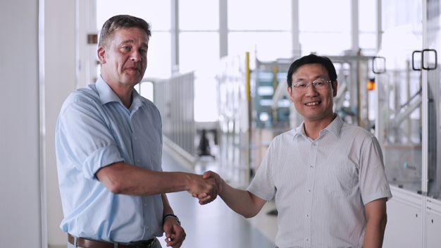 Michael Lickefett, Abteilungsleiter Fabrikplanung und
Produktionsmanagement am Fraunhofer IPA, und Professor Hao Wang, Vizedekan der Fakultät für Maschinenbau an der SJTU, leiten das Fraunhofer Project Center for Smart Manufacturing in Shanghai.
Auf der NEXCON 2020 gibt das Fraunhofer IPA Einblicke in die Arbeit am Project Center. (Quelle: Fraunhofer IPA) / Michael Lickefett, Head of Department for Factory Planning and Production Management at Fraunhofer IPA, and Professor Hao Wang, Vice Dean of the School of Mechanical Engineering at SJTU, lead the Fraunhofer Project Center for Smart Manufacturing in Shanghai. At NEXCON 2020, Fraunhofer IPA will provide insights into the work conducted at the Project Center. (© Fraunhofer IPA)