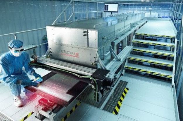 LIMO bietet jetzt die Activation Line UV mit sGauss für das short axis profile an. Mit immer besserer Strahlformung können die neuen Festkörperlaser die Excimerlaser in vielen Bereichen der Displayfertigung ablösen. (Bildquelle: LIMO) LIMO bietet jetzt die Activation Line UV mit sGauss für das short axis profile an. Mit immer besserer Strahlformung können die neuen Festkörperlaser die Excimerlaser in vielen Bereichen der Displayfertigung ablösen. (Bildquelle: LIMO)