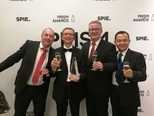 LIMO feiert den Gewinn des „Optik-Oscars“ der Photonik-Industrie. Von links nach rechts: Dr. Guido Bonati (CEO LIMO), Dr. Mikhail Ivanenko (Director Development UV Laser Systems), Dirk Hauschild (CMO LIMO), Dr. Victor Liu (President and CEO Focuslight Technologies Inc.) Bildquelle: LIMO
