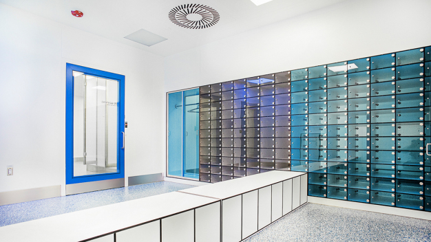 In den Personenschleusen finden sich individuell gefertigte Gaderoben aus HPL & Polycarbonat sowie reinraumgerechte Sitzmöbel und Abfallbehälter. © www.Lindner-Group.com / In the personnel locks, there are individually manufactured gowning rooms made of HPL & Polycarbonat as well as cleanroom-compatible seating. © www.Lindner-Group.com 