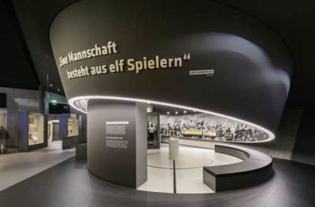 Der Original-Endspielball vom „Wunder von Bern“
erstrahlt im Deutschen Fußballmuseum. (Bildnachweis: © HGEsch Photography) / The original ball of the “Miracle of Bern” Finals shines in the German Football Museum. (Picture Credit: © HGEsch Photography)