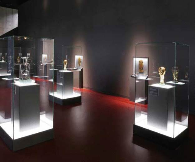 Sondergefertigte Schaukästen mit LED-Beleuchtung
unterstreichen die Einzelwirkungen der besonderen Exponate. (Bildnachweis: © DFM/Kobow) / Custom-made display cabinets with LED luminaires underline the individual effects of special exhibits.
(Picture Credit: © DFM/Kobow)