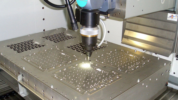 Das Laserschneiden ist eine der Schlüsseltechnologien, die LK Mechanik zur Herstellung intelligenter Werkstückträger-Systeme aus Edelstahl einsetzt. (Bild: LK Mechanik)