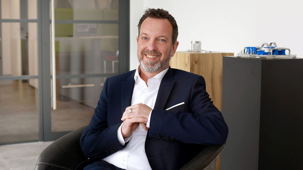 Norman Gaster: „Die Realisierung von Sonderlösungen gewinnt zunehmend an Bedeutung für unsere Kunden in der Medizin- und Steritechnik. Hier bringen wir uns mit einem hohen Anteil eigener Konstruktions- und Entwicklungsarbeit ein.“ (Bild: © Kiefer Industriefotografie) Norman Gaster: „Die Realisierung von Sonderlösungen gewinnt zunehmend an Bedeutung für unsere Kunden in der Medizin- und Steritechnik. Hier bringen wir uns mit einem hohen Anteil eigener Konstruktions- und Entwicklungsarbeit ein.“ (Bild: © Kiefer Industriefotografie)