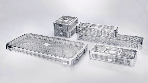 Kundenspezifische Sterilisationsbehälter sowie OP-Besteck- und Instrumentenboxen, die sich auch für das Aufbewahren von Implantaten und Endoprothesen eignen, realisiert LK Mechanik in zahlreichen Ausführungen. (Bild: © Kiefer Industriefotografie) Kundenspezifische Sterilisationsbehälter sowie OP-Besteck- und Instrumentenboxen, die sich auch für das Aufbewahren von Implantaten und Endoprothesen eignen, realisiert LK Mechanik in zahlreichen Ausführungen. (Bild: © Kiefer Industriefotografie)